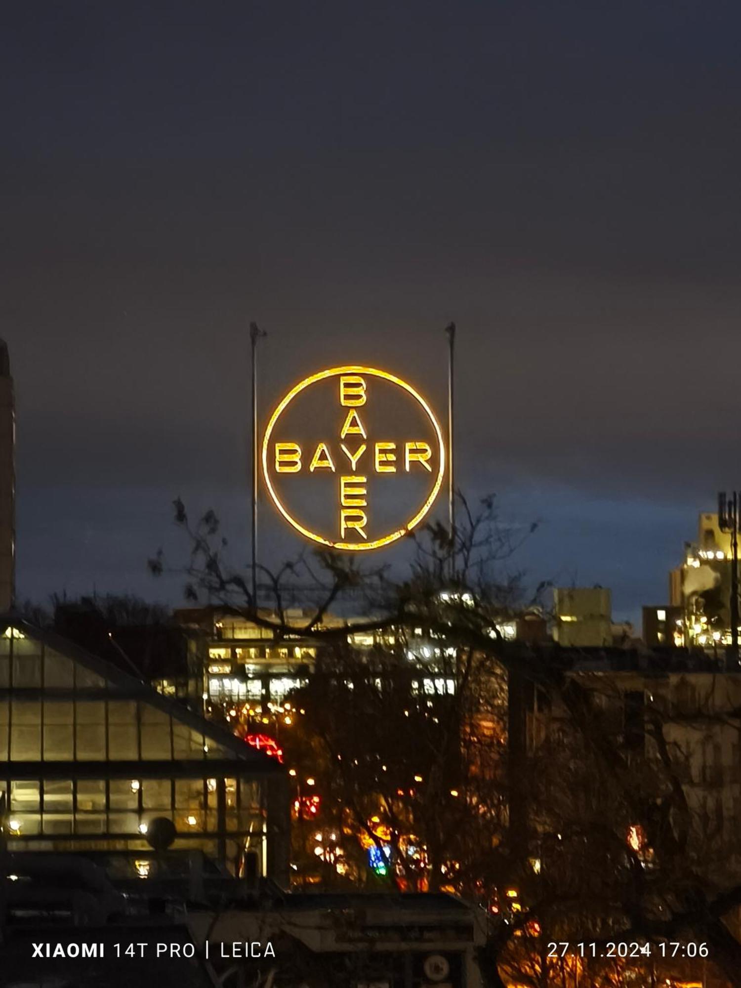 Im Herzen Von Wiesdorf- Blick Auf Das Bayer-Kreuz -Appartement Mit 2 Schlafzimmern-Fuer 3 Personen -Zentral Gelegen - Friedrich Ebert Platz 5A , 4Te Etage - Dachterrasse Und Sauna - Kaution Pflicht - レバークーゼン エクステリア 写真