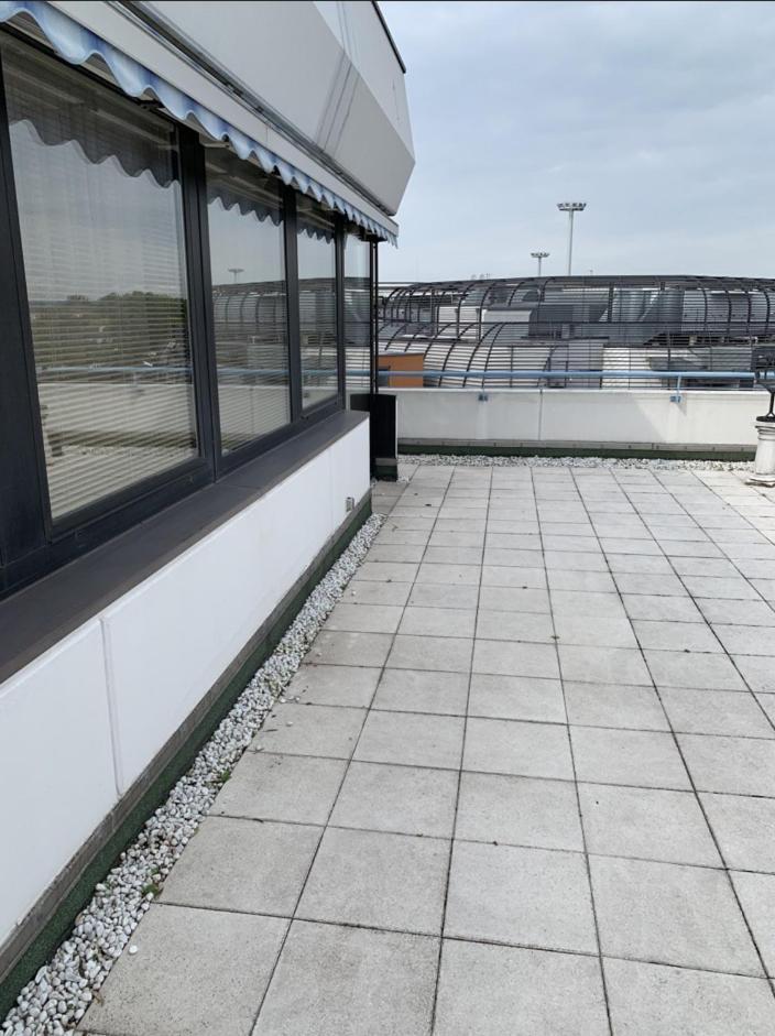 Im Herzen Von Wiesdorf- Blick Auf Das Bayer-Kreuz -Appartement Mit 2 Schlafzimmern-Fuer 3 Personen -Zentral Gelegen - Friedrich Ebert Platz 5A , 4Te Etage - Dachterrasse Und Sauna - Kaution Pflicht - レバークーゼン エクステリア 写真