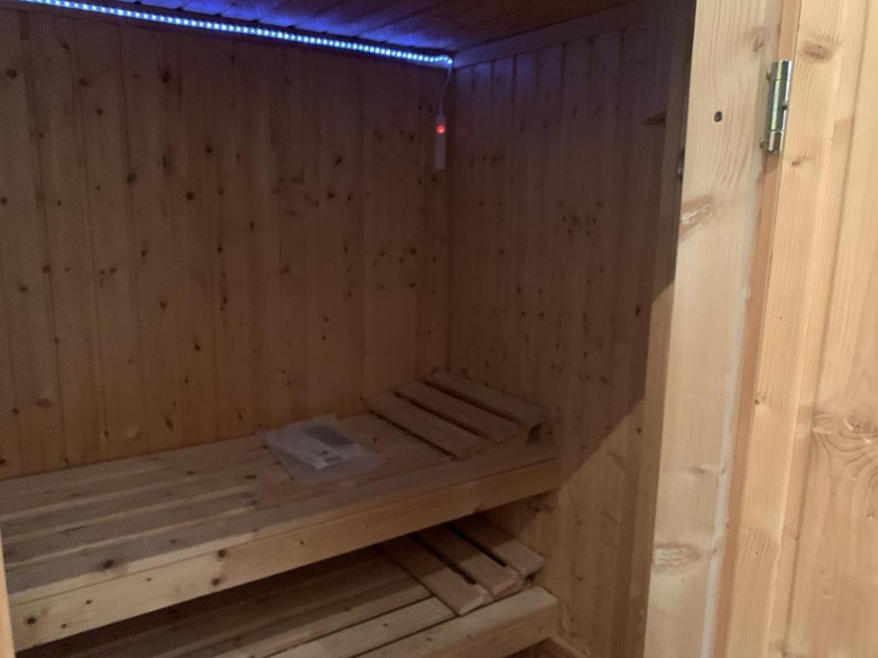 Im Herzen Von Wiesdorf- Blick Auf Das Bayer-Kreuz -Appartement Mit 2 Schlafzimmern-Fuer 3 Personen -Zentral Gelegen - Friedrich Ebert Platz 5A , 4Te Etage - Dachterrasse Und Sauna - Kaution Pflicht - レバークーゼン エクステリア 写真