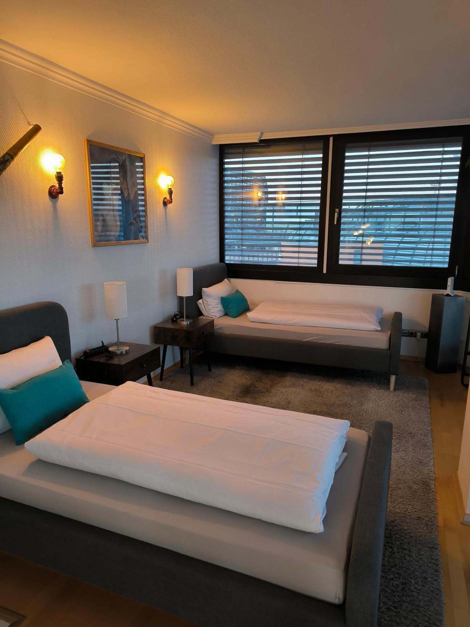 Im Herzen Von Wiesdorf- Blick Auf Das Bayer-Kreuz -Appartement Mit 2 Schlafzimmern-Fuer 3 Personen -Zentral Gelegen - Friedrich Ebert Platz 5A , 4Te Etage - Dachterrasse Und Sauna - Kaution Pflicht - レバークーゼン エクステリア 写真