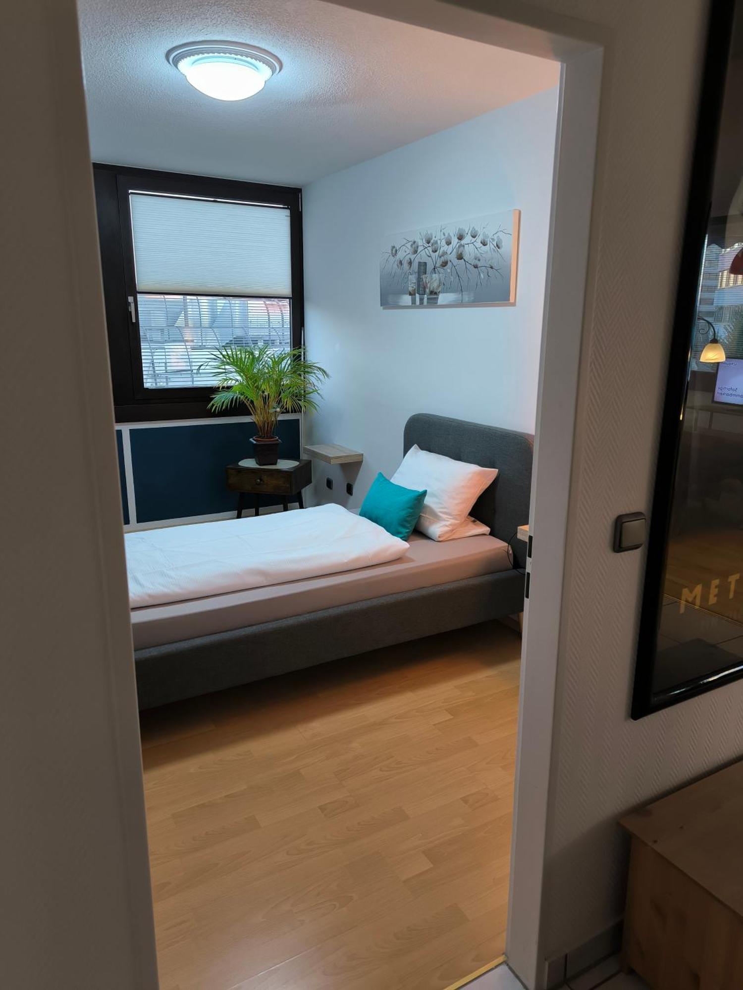 Im Herzen Von Wiesdorf- Blick Auf Das Bayer-Kreuz -Appartement Mit 2 Schlafzimmern-Fuer 3 Personen -Zentral Gelegen - Friedrich Ebert Platz 5A , 4Te Etage - Dachterrasse Und Sauna - Kaution Pflicht - レバークーゼン エクステリア 写真