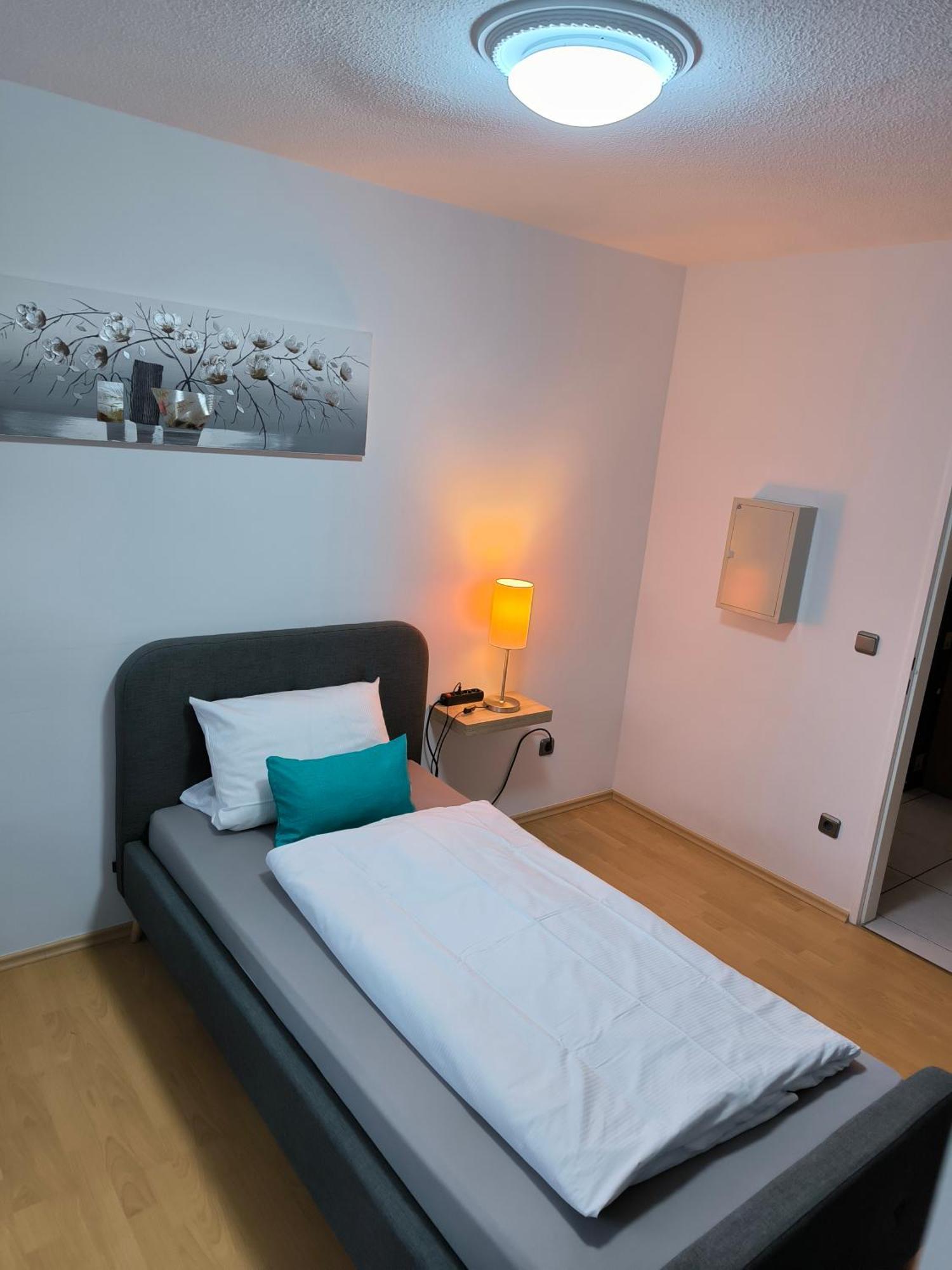 Im Herzen Von Wiesdorf- Blick Auf Das Bayer-Kreuz -Appartement Mit 2 Schlafzimmern-Fuer 3 Personen -Zentral Gelegen - Friedrich Ebert Platz 5A , 4Te Etage - Dachterrasse Und Sauna - Kaution Pflicht - レバークーゼン エクステリア 写真