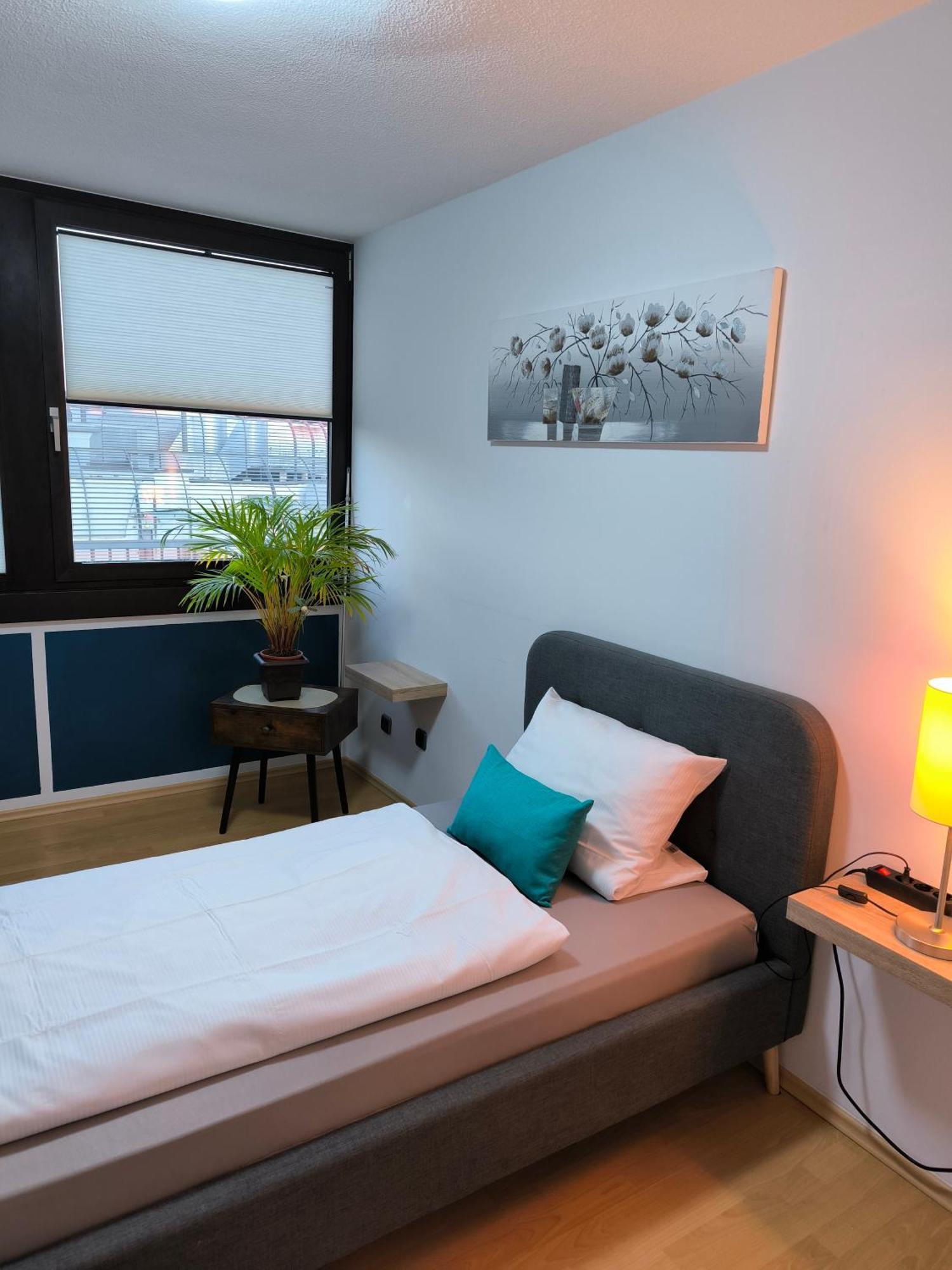 Im Herzen Von Wiesdorf- Blick Auf Das Bayer-Kreuz -Appartement Mit 2 Schlafzimmern-Fuer 3 Personen -Zentral Gelegen - Friedrich Ebert Platz 5A , 4Te Etage - Dachterrasse Und Sauna - Kaution Pflicht - レバークーゼン エクステリア 写真