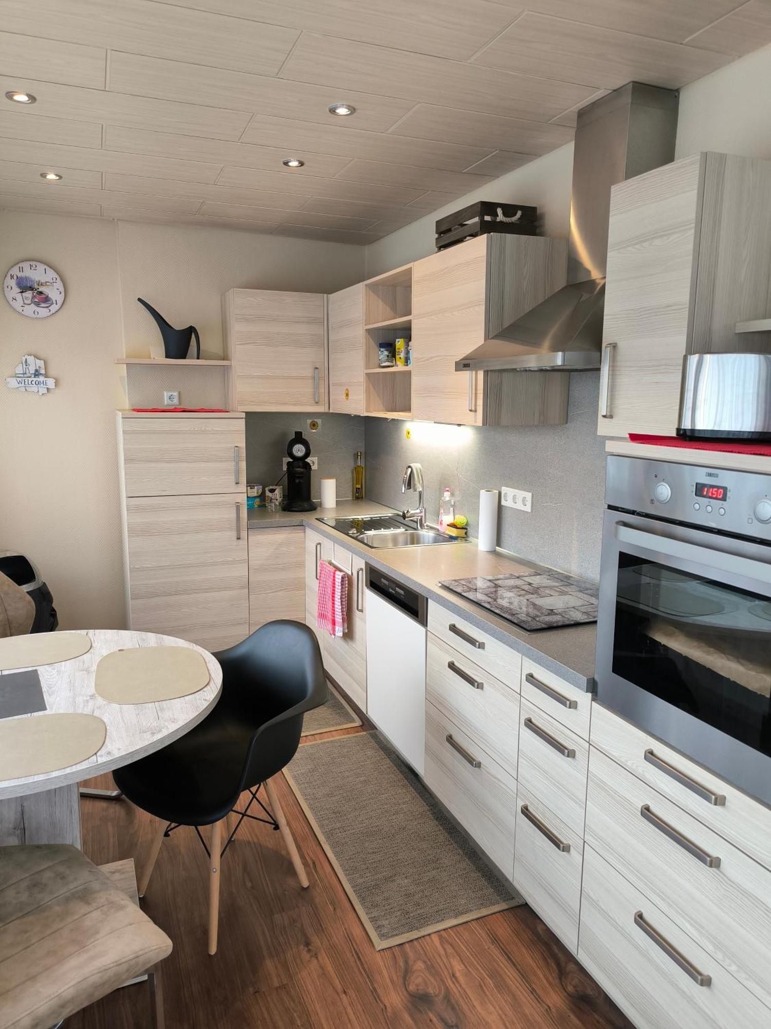 Im Herzen Von Wiesdorf- Blick Auf Das Bayer-Kreuz -Appartement Mit 2 Schlafzimmern-Fuer 3 Personen -Zentral Gelegen - Friedrich Ebert Platz 5A , 4Te Etage - Dachterrasse Und Sauna - Kaution Pflicht - レバークーゼン エクステリア 写真
