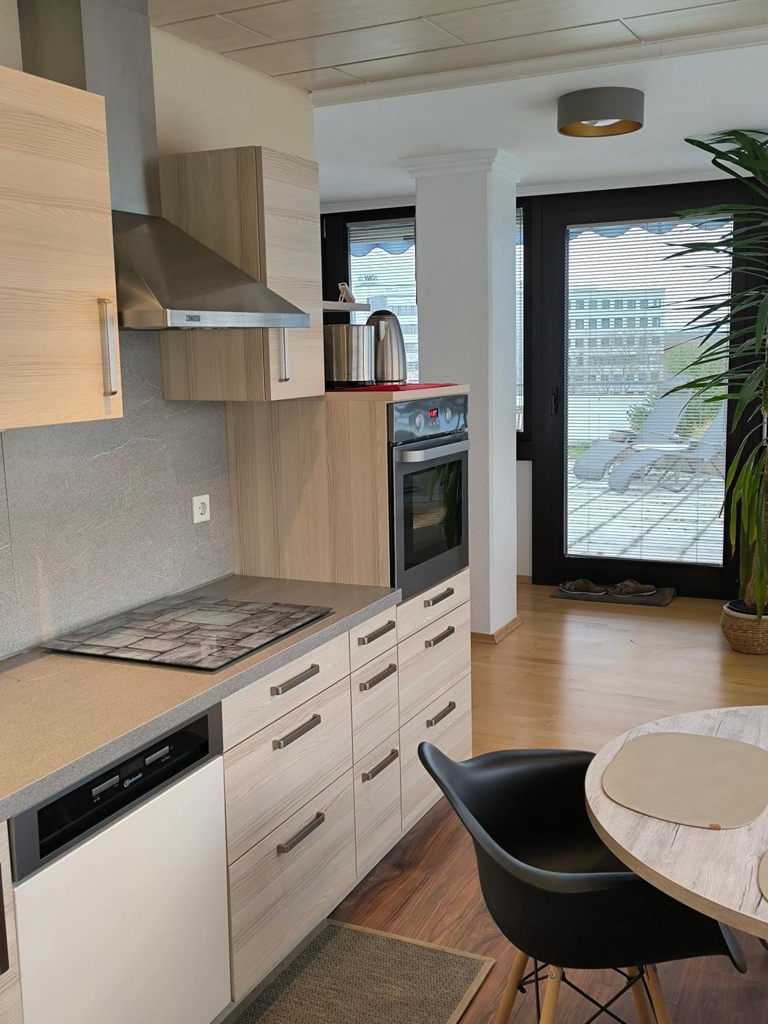 Im Herzen Von Wiesdorf- Blick Auf Das Bayer-Kreuz -Appartement Mit 2 Schlafzimmern-Fuer 3 Personen -Zentral Gelegen - Friedrich Ebert Platz 5A , 4Te Etage - Dachterrasse Und Sauna - Kaution Pflicht - レバークーゼン エクステリア 写真